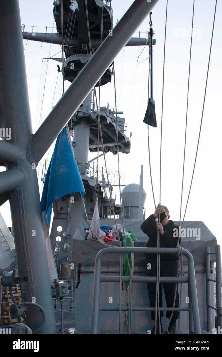 210324-N-XN177-1019 SAN DIEGO (le 24 mars 2021) – le Matelot-chef de quart  apprenti Niamh Foley lève un balai sur le bras de mer à bord du navire  d'assaut amphibie USS Tripoli (LHA