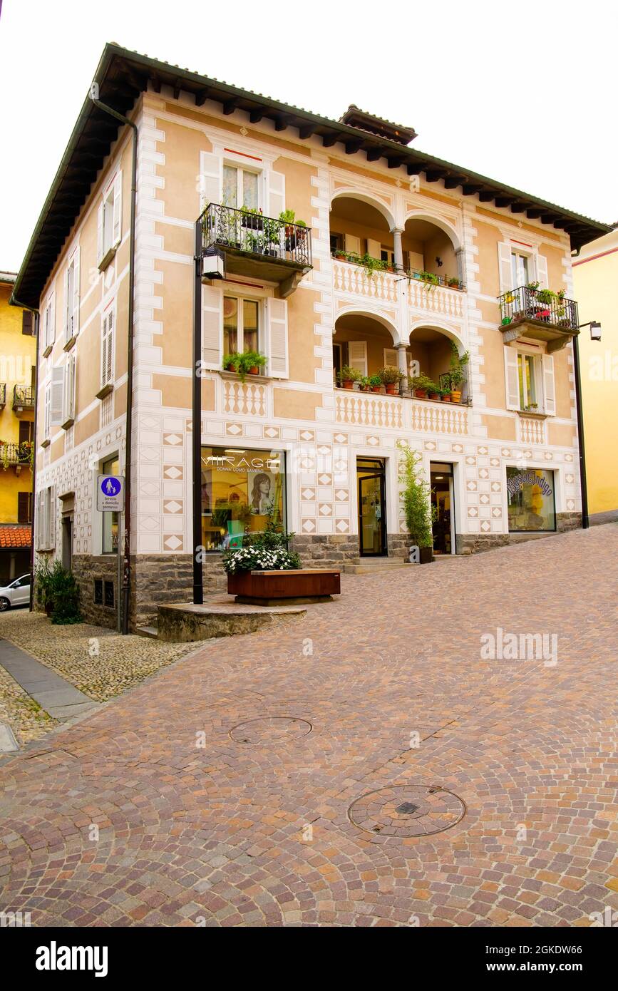 Magnifique bâtiment par la via Torretta Locarno et Vicolo Torretta, canton du Tessin, Suisse. Des façades impressionnantes ont été créées par l'artiste Bruno ni Banque D'Images Magnifique bâtiment par la via Torretta Locarno et Vicolo Torretta, canton du Tessin, Suisse. Des façades impressionnantes ont été créées par l'artiste Bruno ni Banque D'Images