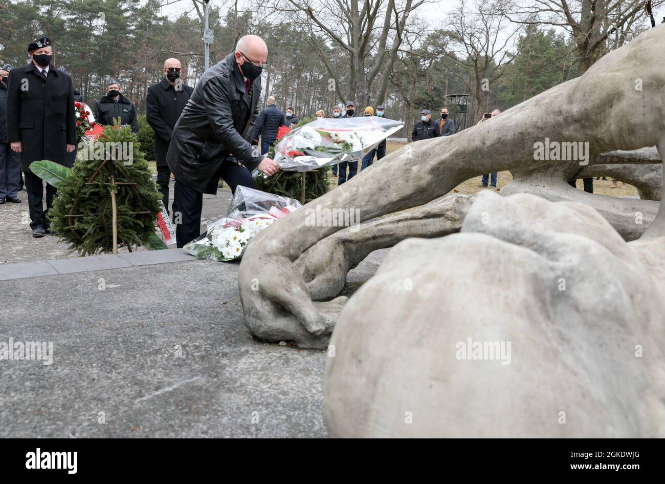 Des membres de la communauté polonaise locale ont posé des fleurs sur le monument du prisonnier de guerre lors de la commémoration de la « Grande évasion » à Zagan, en Pologne, en mars 24. La « Grande fuite » a eu lieu il y a 77 ans, pendant la Seconde Guerre mondiale, où 200 prisonniers de guerre tentaient d'échapper au camp de prison nazi-Allemagne, seulement 76 ont réellement échappé et trois ont évité la récupération par les Allemands quelques semaines plus tard. Banque D'Images