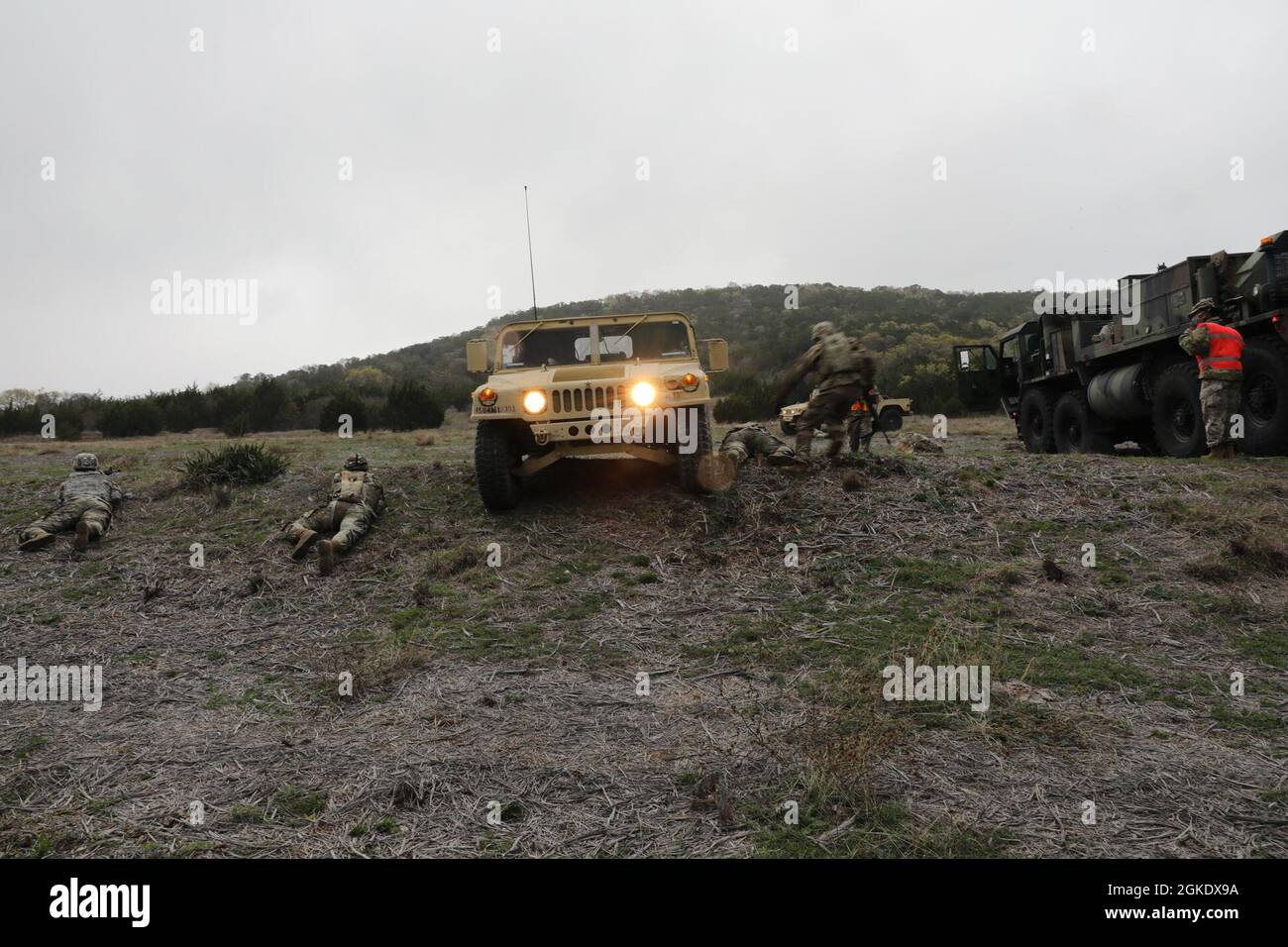 Les soldats du 303e Bataillon des renseignements militaires prennent feu lors d'une opération de récupération de véhicules, le 24 mars 2021, à fort Hood, Texas. Les soldats apprennent à mener des missions dans tous les environnements, y compris les environnements hostiles. Banque D'Images