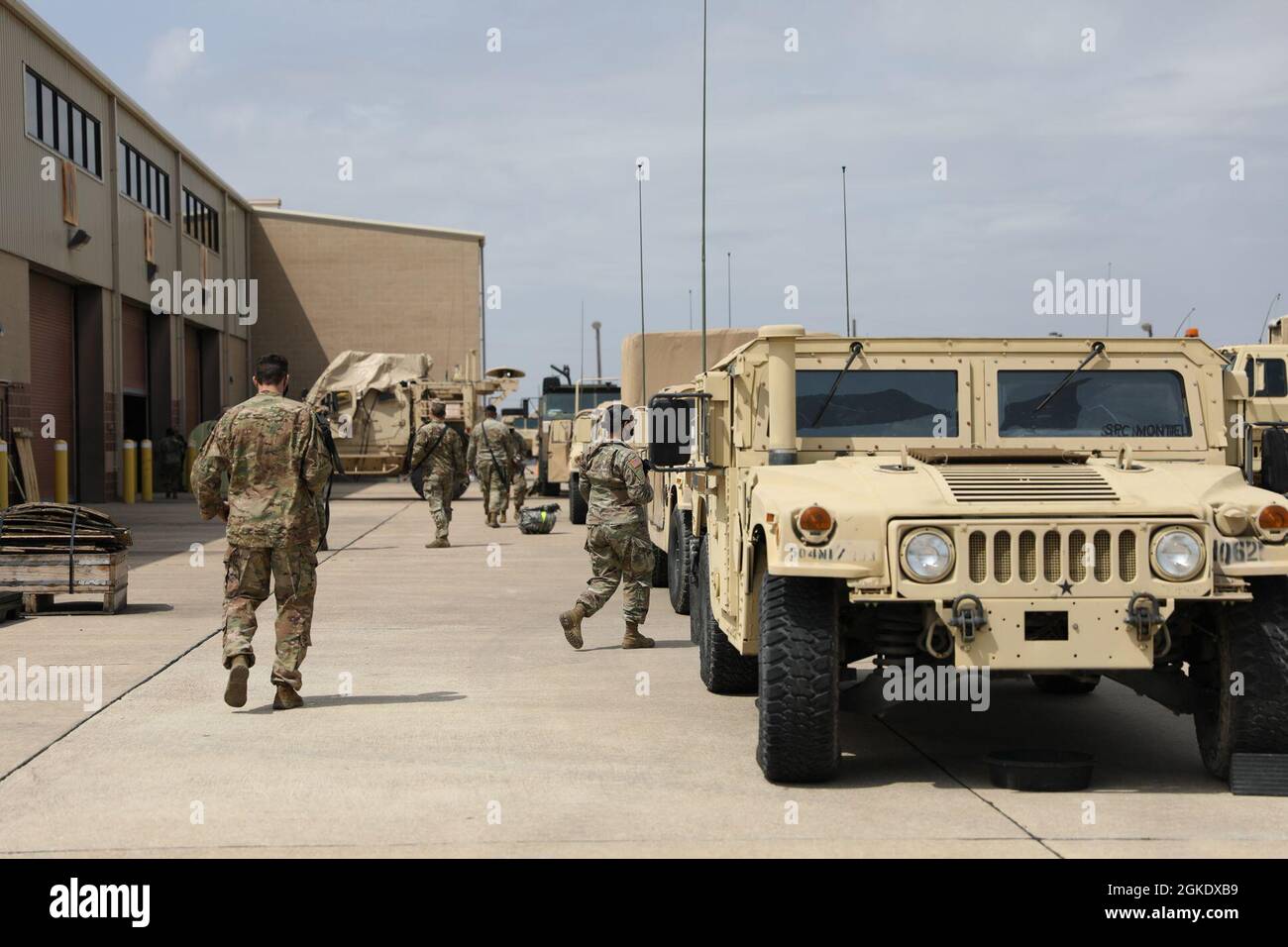 Les soldats du 303e Bataillon des renseignements militaires marchent jusqu'à leur véhicule avant la mission, le 24 mars 2021, fort Hood, Texas. Ils se préparaient à la récupération du véhicule. Banque D'Images