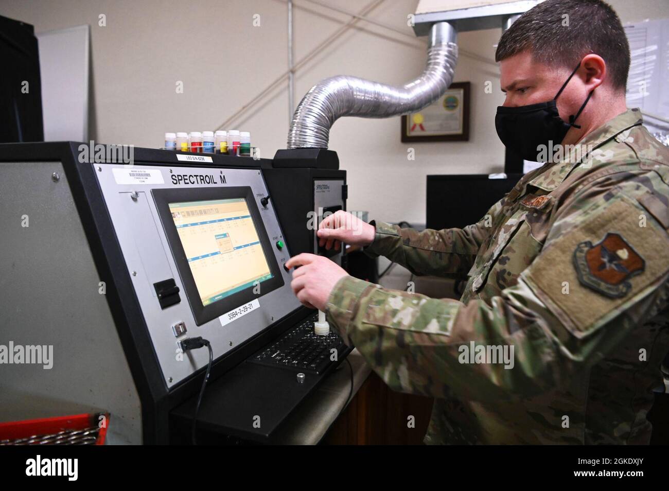 Sergent d'état-major de la Force aérienne des États-Unis Logan Stack, technicien d'inspection non destructive du 550e Escadron de chasse, utilise un spectromètre pour effectuer une analyse conjointe des huiles moteur sur des échantillons d'huile d'un F-15 Eagle à Kingsley Field, à Klamath Falls, en Ontario, le 25 mars 2021. Le but de l'analyse des échantillons d'huile est de s'assurer qu'il n'y a pas de niveaux anormaux de métaux d'usure présents dans l'huile moteur. Banque D'Images