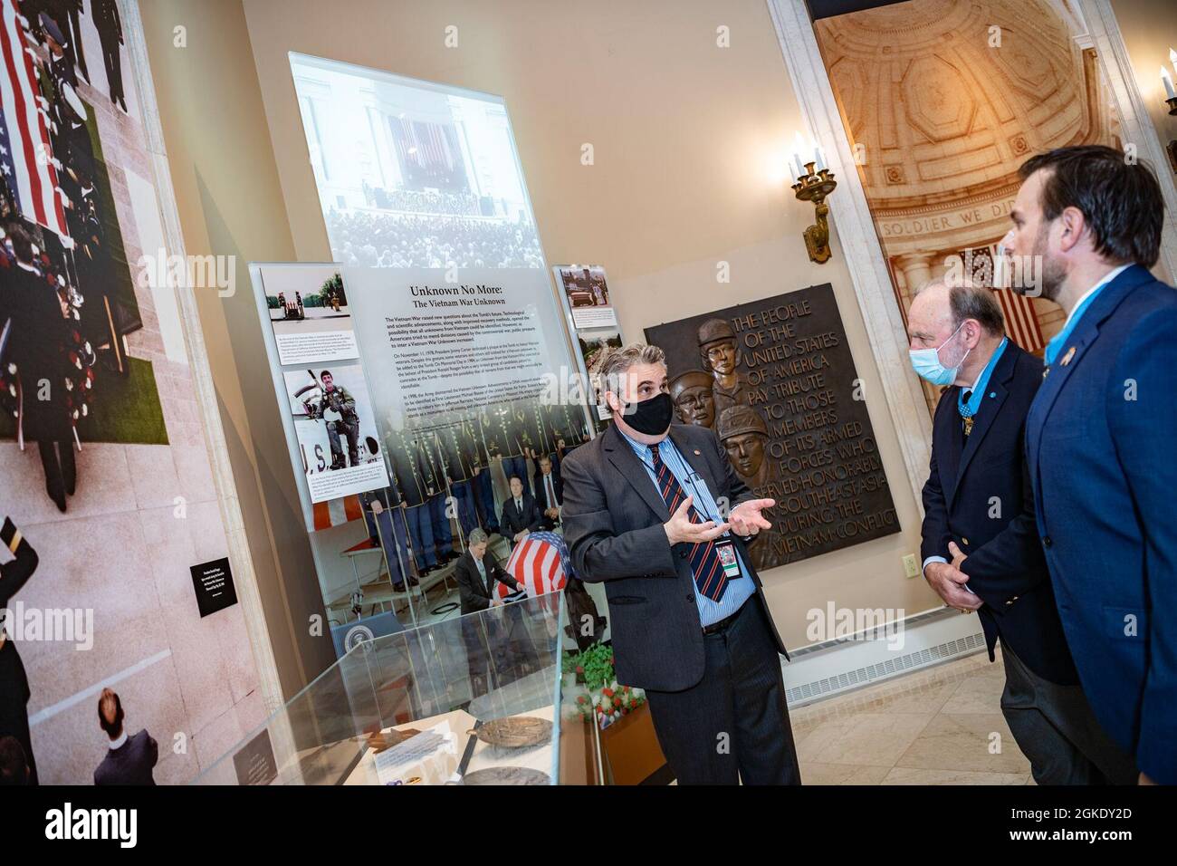 Roderick Gainer (à gauche), historien, cimetière national d'Arlington; Donne une visite de la salle d'exposition de l'Amphithéâtre commémoratif aux récipiendaires de la Médaille d'honneur de l'armée américaine 1er Lt. Brain Thacker (au centre) et le chef de la guerre spéciale de la Marine américaine Edward Byers, Jr. (À droite) dans la salle d'exposition de l'Amphithéâtre commémoratif au cimetière national d'Arlingotn, Arlington, Virginie, le 25 mars 2021. Thacker et Byers ont participé à une cérémonie de remise des serment à la tombe de l'inconnu en l'honneur de la Journée de la Médaille d'honneur. Banque D'Images