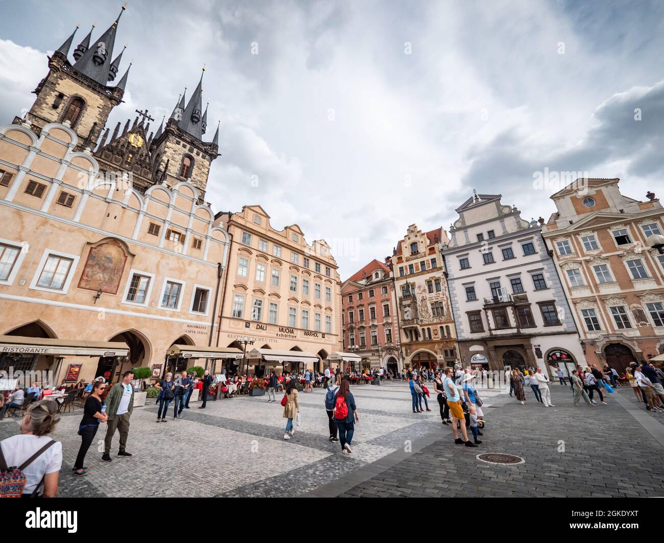 Place de la Vieille ville, Prague, République tchèque. L'endroit touristique animé du centre de Prague avec l'église de Tyn qui s'élève au-dessus des bâtiments traditionnels tchèques. Banque D'Images