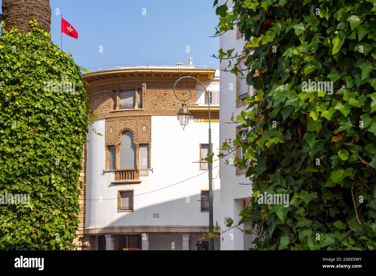 Façade de bâtiment marocain avec bas-reliefs avec motifs arabes Banque D'Images