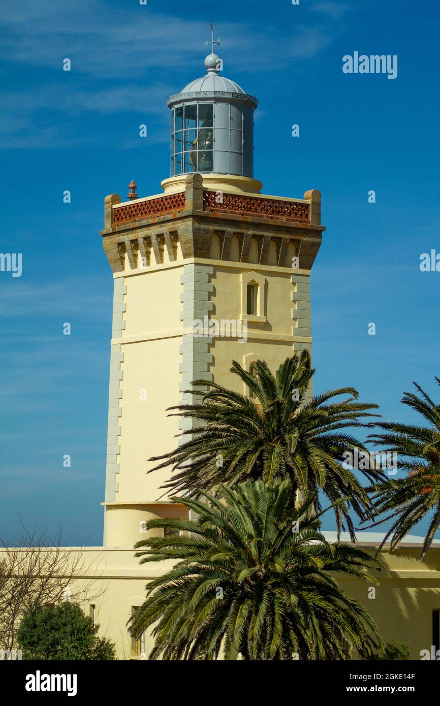Magnifique phare de Cape Spartel pendant une journée d'été avec un magnifique ciel bleu et des palmiers nord-africains typiques. Banque D'Images