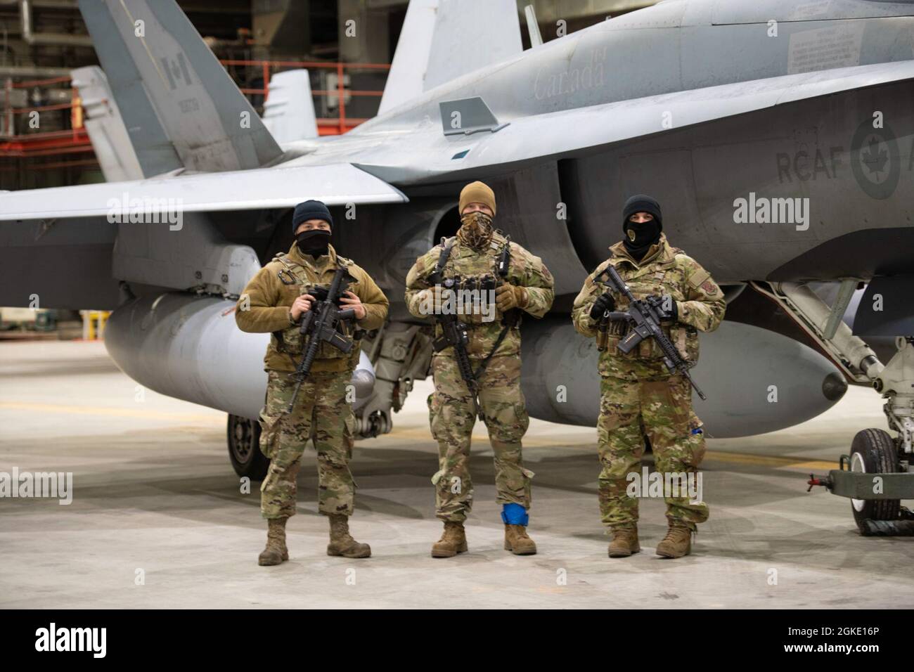 Les aviateurs de la Garde nationale aérienne des États-Unis du 148e Escadron de maintenance d’aéronefs effectuent des tâches de sécurité dans un hangar de la base aérienne de Thule, au Groenland, lors de l’exercice de défense aérienne de l’Arctique du Commandement de la défense aérospatiale de l’Amérique du Nord, Aralgam Dart 21-02, le 25 mars 2021. Banque D'Images