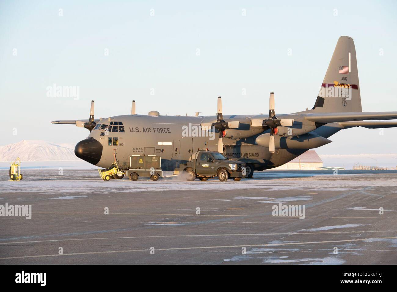 Un avion C-130 Hercules de la Garde nationale aérienne du Minnesota se trouve sur la ligne de vol en début de matinée à la base aérienne de Thule, au Groenland, pendant l’exercice de défense aérienne de l’Arctique du Commandement de la défense aérospatiale de l’Amérique du Nord, Aralgam Dart 21-02, le 25 mars 2021. Banque D'Images
