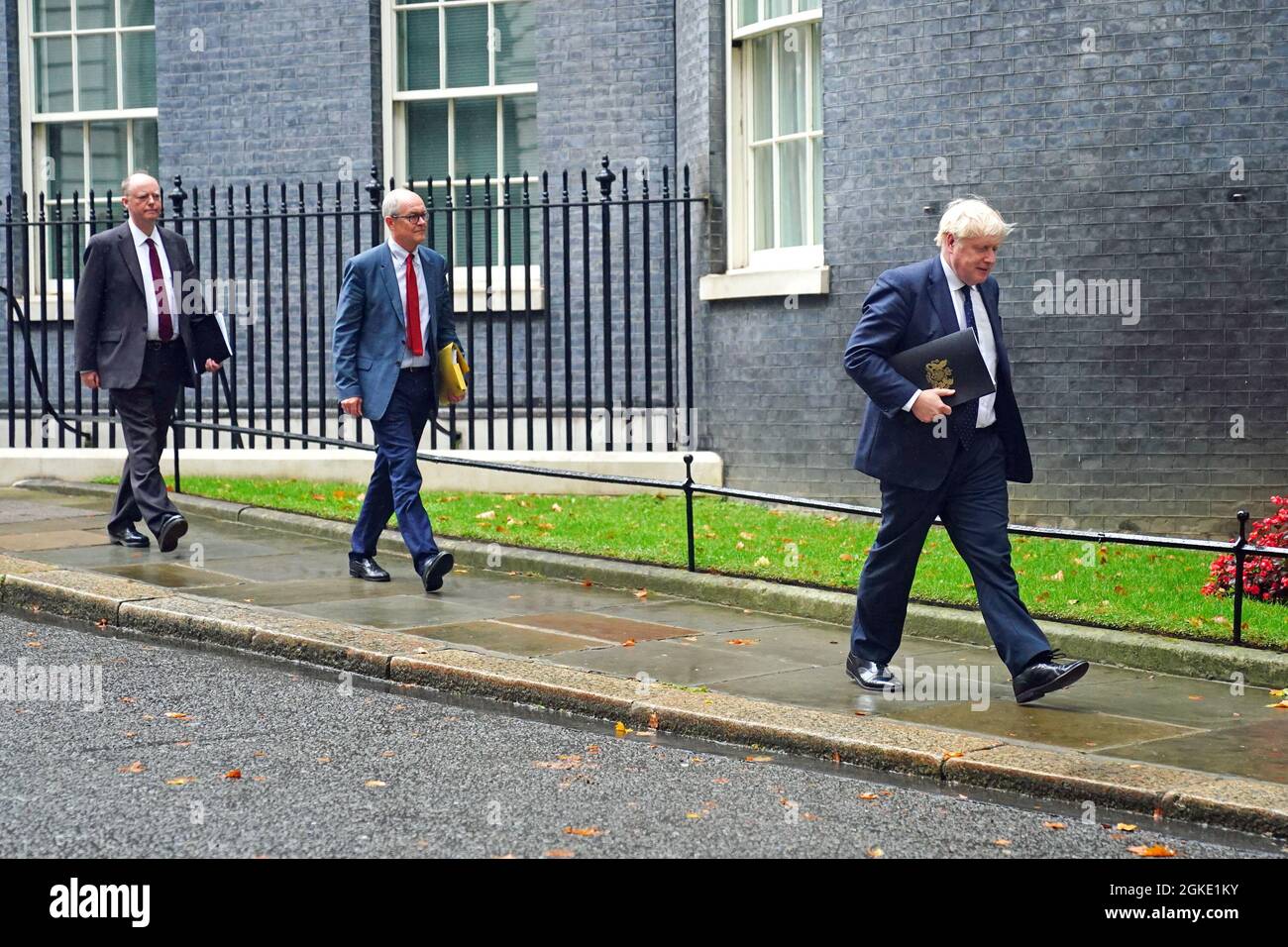 (De gauche à droite) Directeur médical pour l'Angleterre Chris Whitty, Conseiller scientifique en chef Sir Patrick Vallance et Premier ministre Boris Johnson quittant 10 Downing Street, Londres, en prévision d'un briefing médiatique de la COVID-19 dans la salle d'information de Downing Street. Date de la photo: Mardi 14 septembre 2021. Banque D'Images