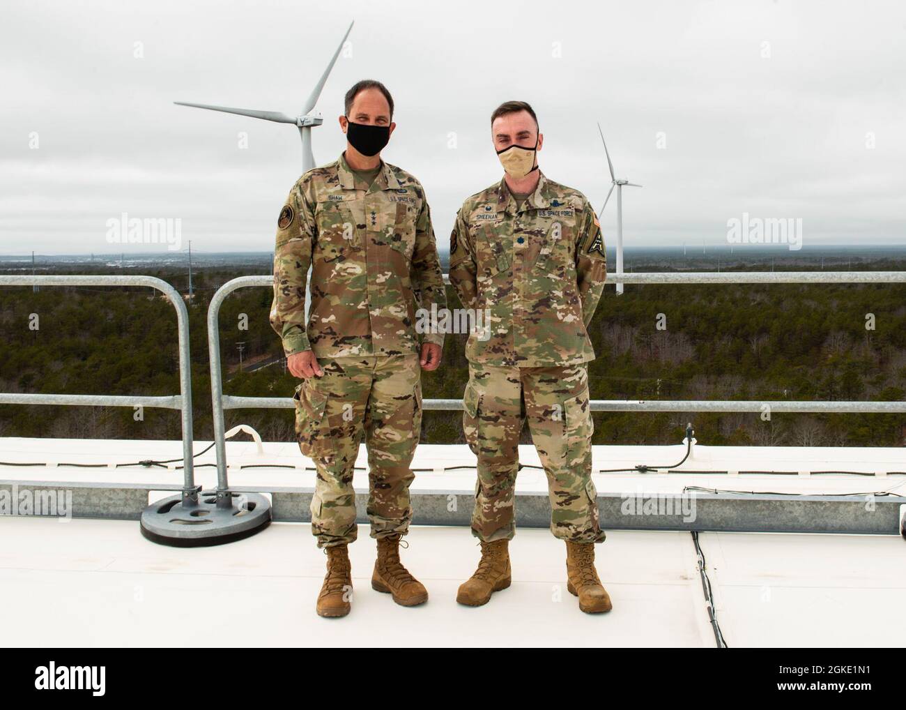 Le lieutenant-général John E. Shaw, commandant adjoint du Commandement spatial des États-Unis, a visité l'installation DE PAVE PAWS à la station de la Force aérienne de Cape Cod, Massachusetts, le 25 mars 2021. L'installation DE PAVE PAWS dispose d'un radar d'alerte précoce amélioré qui détecte les missiles. Banque D'Images