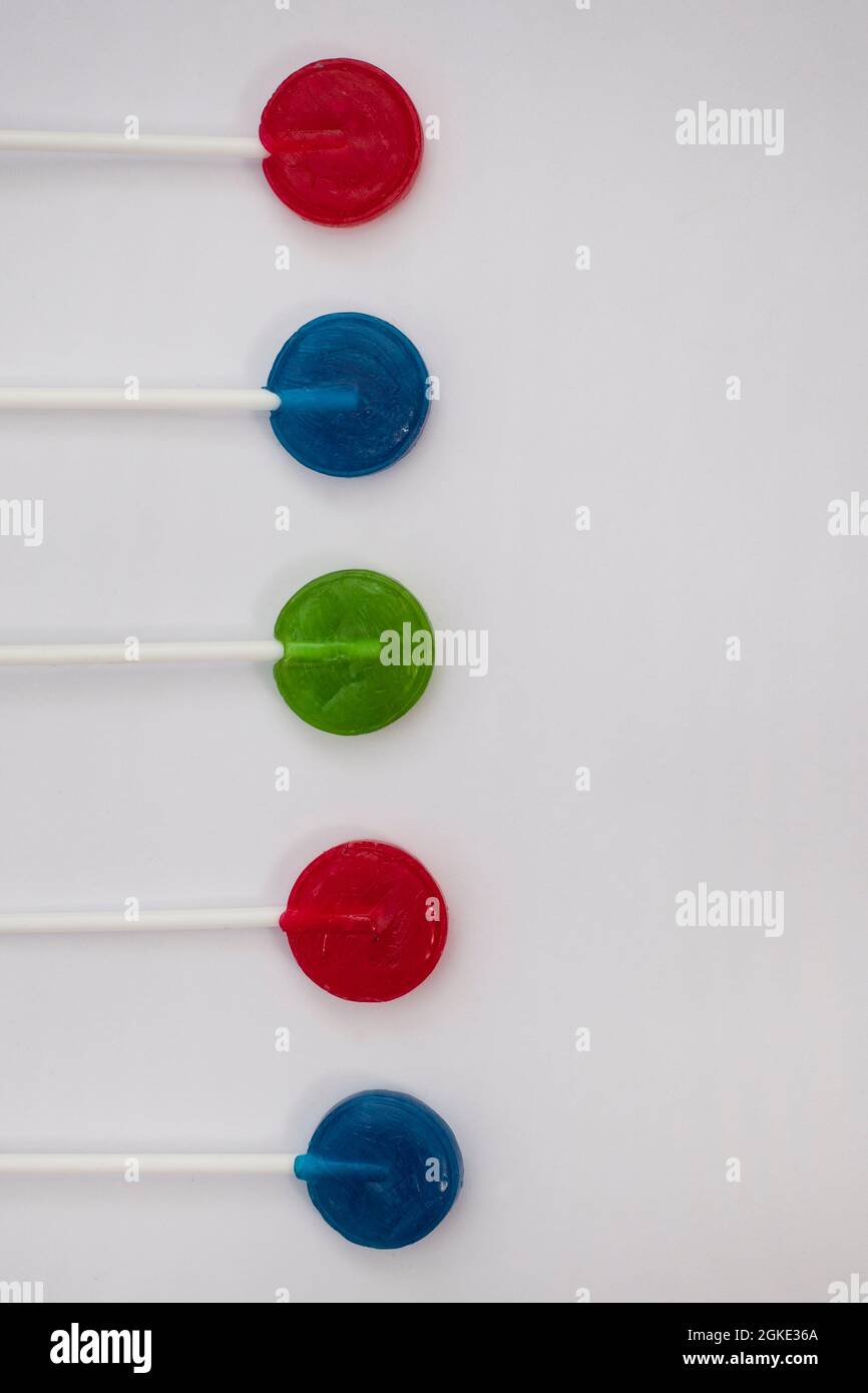 Bonbons à la lylipop colorés sur fond blanc avec espace de copie Banque D'Images
