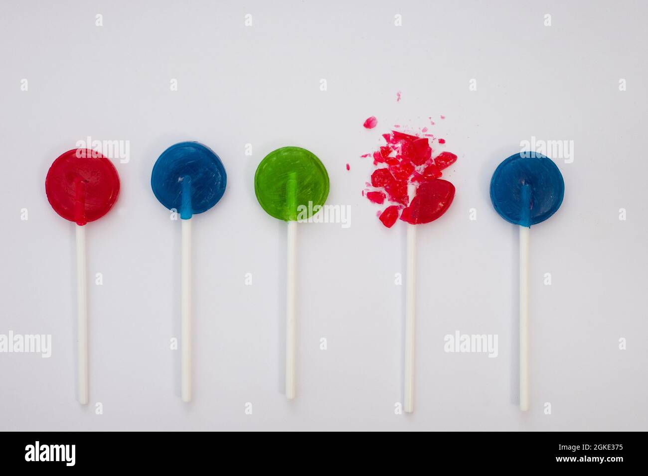 Bonbons à la lylipop colorés sur fond blanc avec espace de copie Banque D'Images