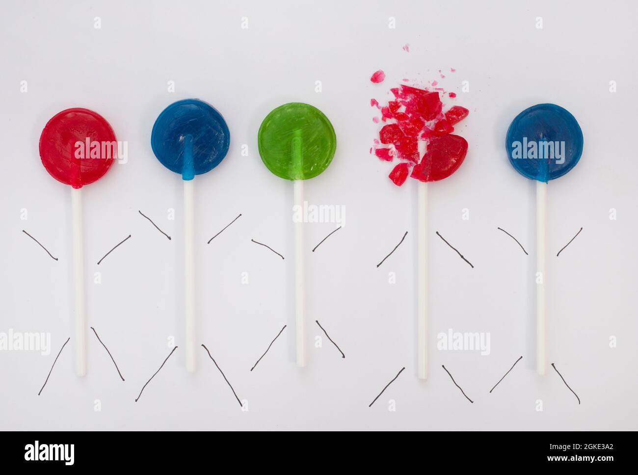 Bonbons à la lylipop colorés sur fond blanc avec espace de copie Banque D'Images