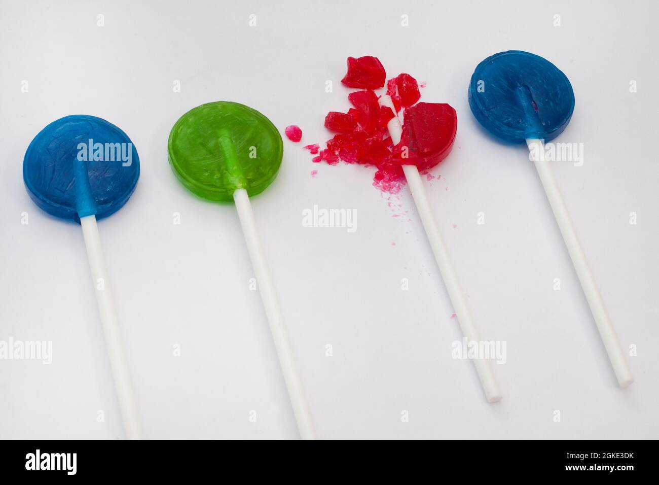 Bonbons à la lylipop colorés sur fond blanc avec espace de copie Banque D'Images