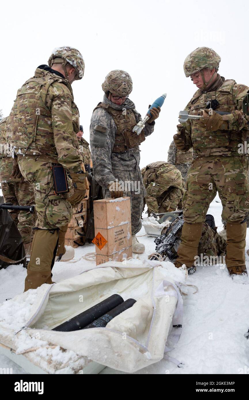 Le mortaren de l'armée affecté au quartier général et à la Compagnie du quartier général, 3e Bataillon, 509e Régiment d'infanterie de parachutisme, 4e équipe de combat de la Brigade d'infanterie (Airborne), 25e division d'infanterie, armée américaine Alaska, déballe des tirs de mortier de 81 mm tout en se préparant à l'entraînement en feu à la base interarmées Elmendorf-Richardson, Alaska, le 25 mars 2021. Les parachutistes ont affiné leurs compétences en armes en effectuant des missions d'incendie, en hiver, en utilisant le système de mortier M252 de 81 mm. Banque D'Images