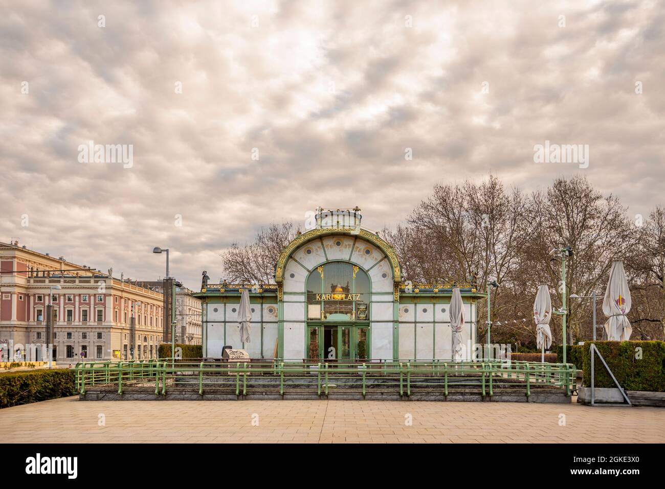 Le bâtiment de réception de l'ancienne station de métro léger sur la Karlsplatz de Vienne Banque D'Images