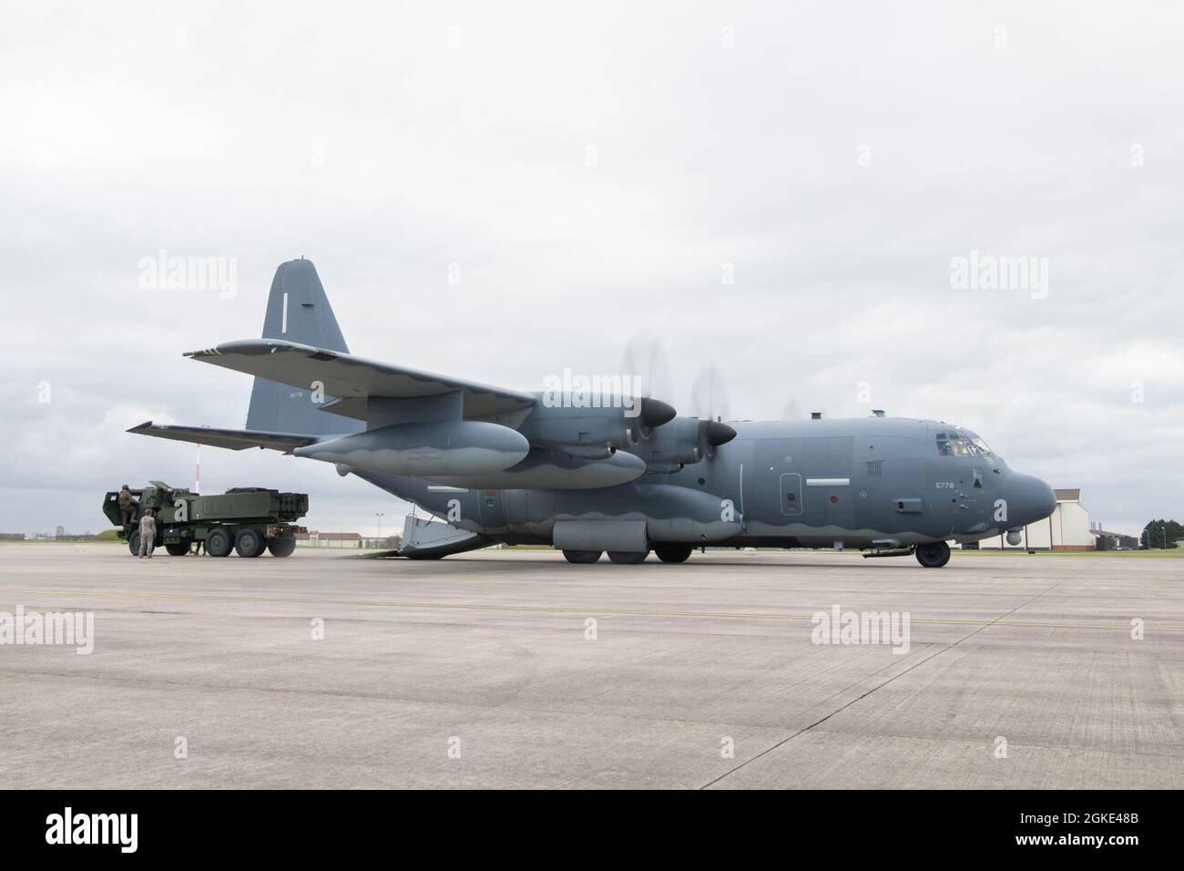 Les chargés de charge affectés à la 352d escadre des opérations spéciales et les marines de la 24e unité expéditionnaire maritime se préparent à charger un système de fusée d'artillerie à haute mobilité (HImars) sur un MC-130J Commando II prêt pour le décollage à la RAF Mildenhall le 26 mars 2021. Les capacités SOF améliorent l'exécution des missions d'insertion aérienne rapide de HImars, étendent la portée des capacités de frappe de précision à longue portée et permettent la force conjointe. Banque D'Images