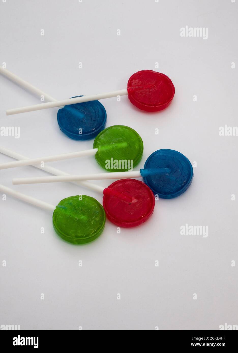 Bonbons à la lylipop colorés sur fond blanc avec espace de copie Banque D'Images