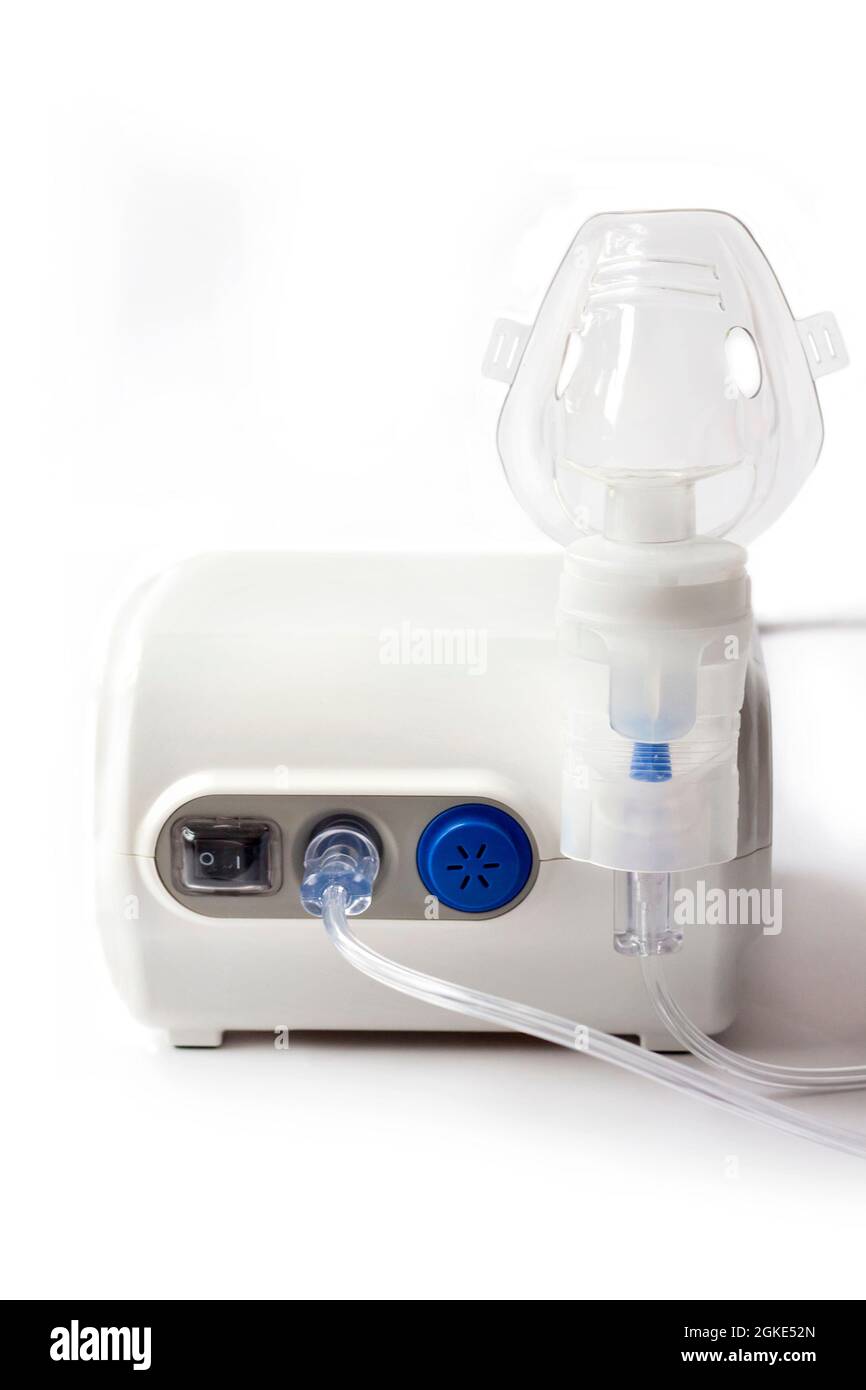 Nébuliseur - matériel médical pour inhalation avec masque respiratoire, sur  fond blanc Photo Stock - Alamy