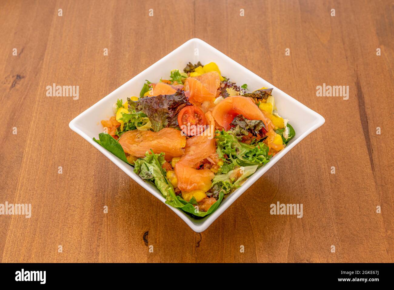 Salade scandinave avec saumon fumé, morceaux d'orange et beaucoup de laitue, escarole et huile d'olive Banque D'Images