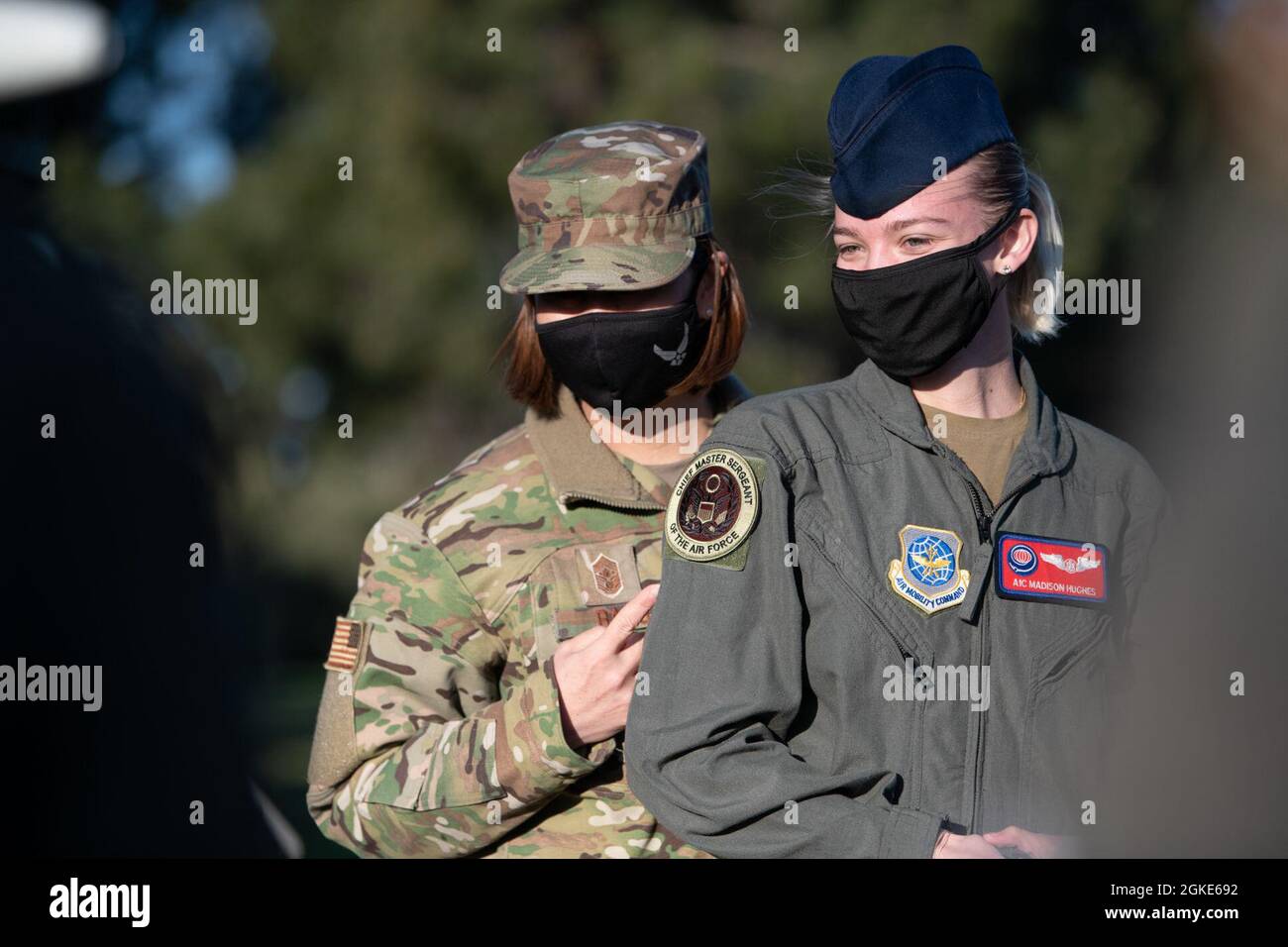 Le Sgt. Principal de la Force aérienne Joanne S. Bass remet sa pièce de la CMSAA à Airman, 1re classe Madison Hughes, exploitant de la perche du 6e Escadron de ravitaillement en vol, le 26 mars 2021, à la base de la Force aérienne de Travis, en Californie. Hughes est le plus jeune membre de l’équipage de conduite entièrement féminin qui a participé au vol patrimonial du mois de l’histoire des femmes. Le chef Bass a visité l'AFB de Travis pour rencontrer les aviateurs qui font preuve de pensée novatrice et qui renforcent la mission de mobilité mondiale rapide. Banque D'Images