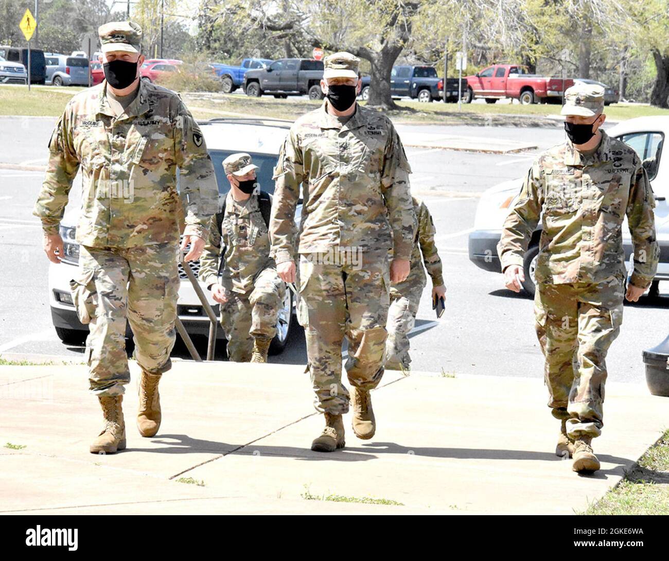 Général de division Timothy P. McGuire, (à gauche) commandant adjoint du COMMI, colonel Ryan K. Roseberry, (au milieu) commandant de la garnison de fort Polk, et sergent de commandement. Le Maj Christopher Ausbun, sergent-major de la garnison, se prépare à découvrir les travaux de rénovation des casernes sur le fort Polk le 23 mars. Banque D'Images