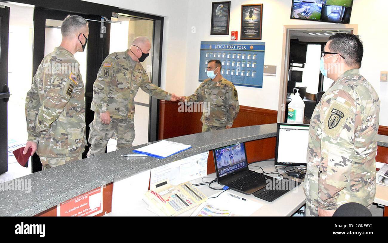 Le général de division Timothy P. McGuire (deuxième en partant de la gauche), commandant adjoint du COMMI, présente une pièce à la CPS. Yaser Ali, 52e Traducteur interprète Company sous le nom de Brig. Le général David S. Doyle, commandant (à gauche) du JRTC et de fort Polk, regarde le 23 mars. Banque D'Images