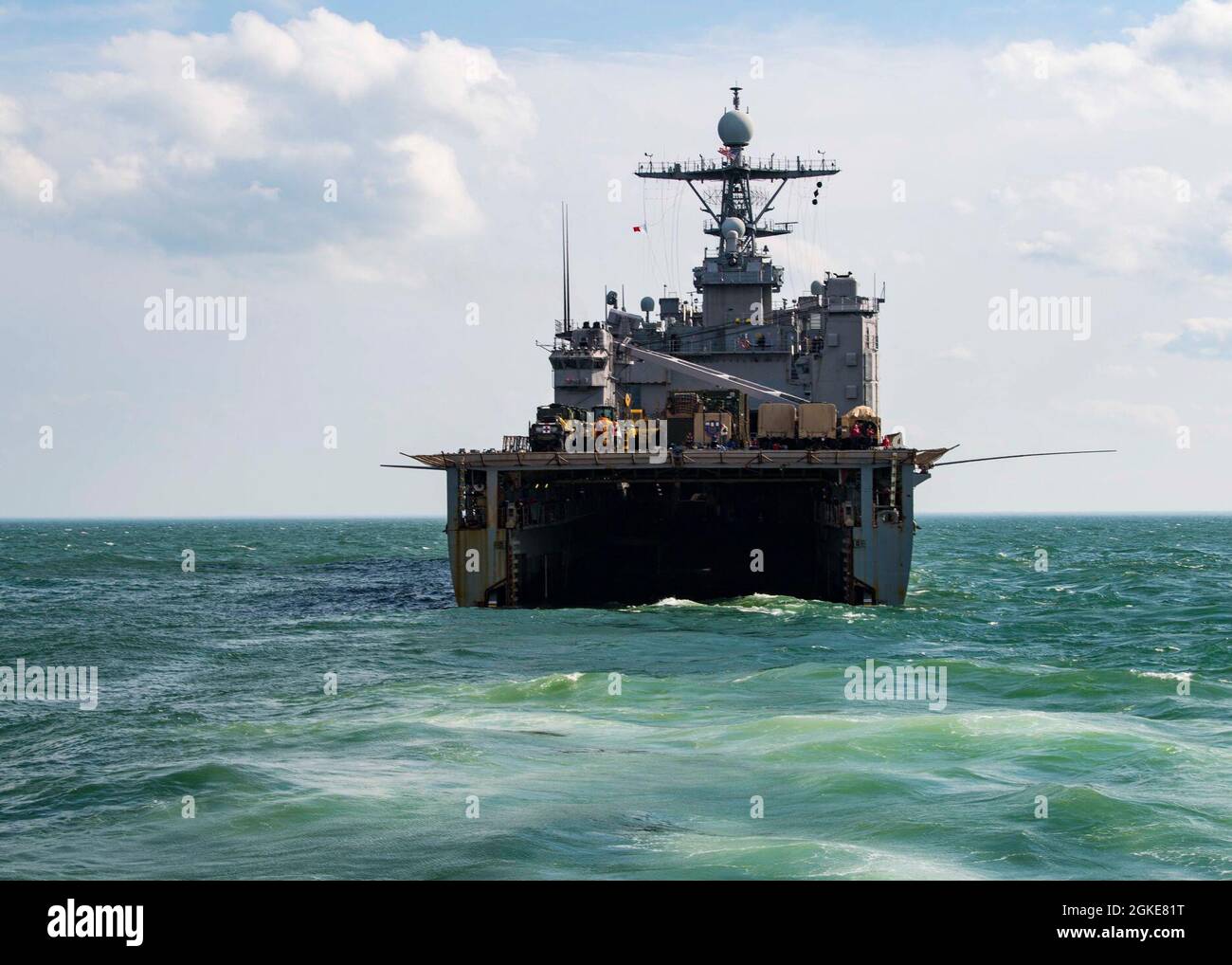 210326-N-NQ285-1042 OCÉAN ATLANTIQUE (le 26 mars 2021) le navire d'atterrissage à quai de la classe Harpers Ferry USS carter Hall (LSD 50) effectue des opérations courantes sur le pont-puits, le 26 mars 2021. Carter Hall mène des opérations dans l'océan Atlantique avec l'escadron amphibie 4 et la 24e unité expéditionnaire maritime (24e unité MEU) dans le cadre du Groupe de prêt amphibie Iwo Jima. Banque D'Images