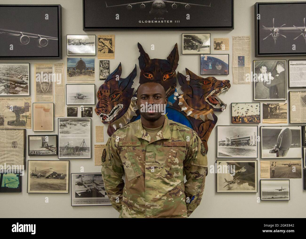 US Air Force A1C Takyi Botchway, technicien de fret aérien, 43e Escadron de mobilité aérienne, est venu dans le pays qu'il sert maintenant en 2014. Originaire du Ghana, âgé de 32 ans, continue de travailler pour obtenir sa citoyenneté après un démarrage difficile à son arrivée aux États-Unis Banque D'Images