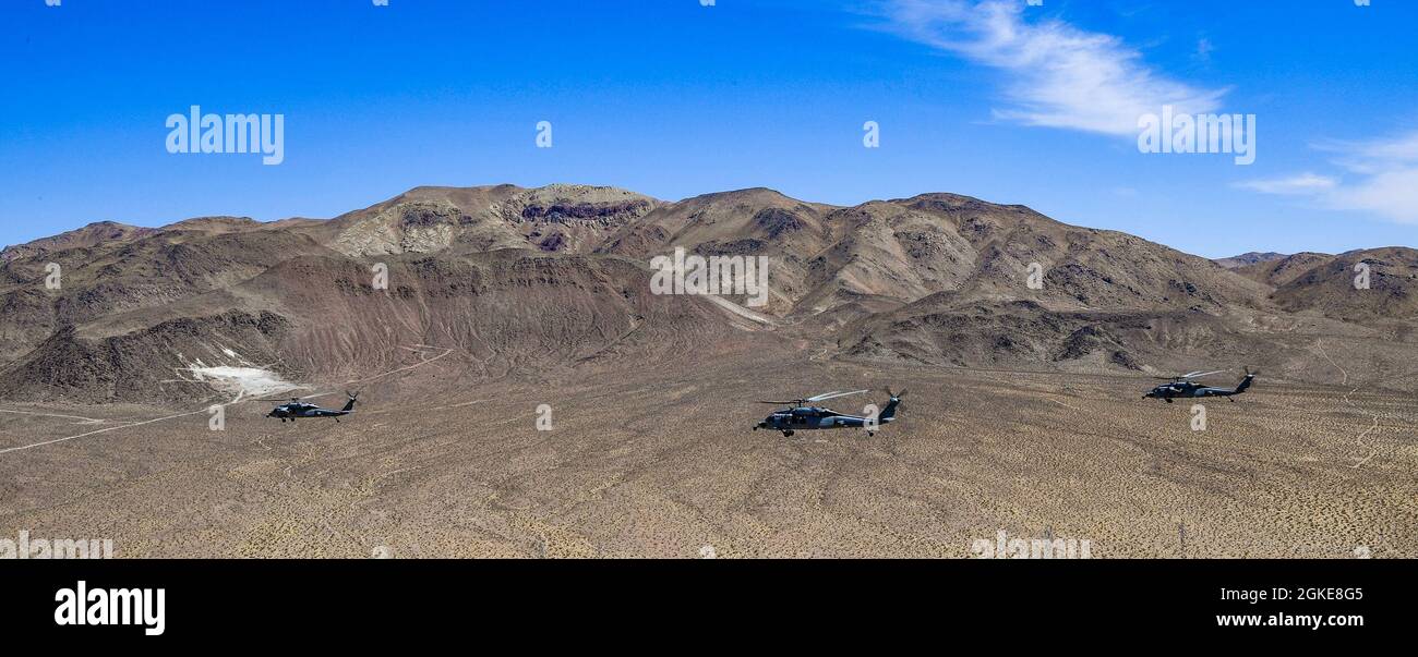 210327-N-FC670-688 Calif. (Mars 27, 2021) trois hélicoptères MH-60S Knighthawk affectés à l'escadron de combat en mer (HSC) 4 des chevaliers noirs, stationnés à San Diego, survolent la Californie du Nord jusqu'à la base aérienne navale Fallon. Air Wing Fallon fait partie du cycle d'entraînement de pré-déploiement des ailes d'air porteuses de la Marine. HSC-4, avec VFA-2, VFA-192, VFA-113, VFA-147, VAQ-136, VAW-113 et HSM-78 comprennent CVW-2 et sont détachés de NAS Fallon afin d'affiner leur préparation à la guerre par un programme rigoureux de 5 semaines. L'entraînement a été effectué pendant Air Wing Fallon Banque D'Images