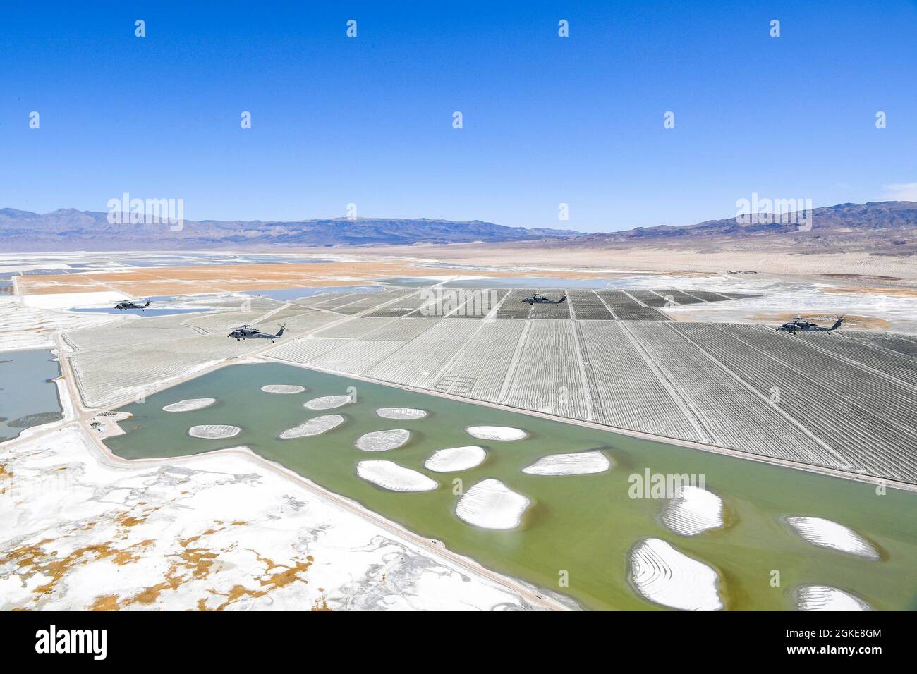 210327-N-FC670-797 Calif. (Mars 27, 2021) quatre hélicoptères MH-60S Knighthawk affectés à l'escadron de combat en mer (HSC) 4 des chevaliers noirs, stationnés à San Diego, survolent la Californie du Nord jusqu'à la base aérienne navale Fallon. Air Wing Fallon fait partie du cycle d'entraînement de pré-déploiement des ailes d'air porteuses de la Marine. HSC-4, avec VFA-2, VFA-192, VFA-113, VFA-147, VAQ-136, VAW-113 et HSM-78 comprennent CVW-2 et sont détachés de NAS Fallon afin d'affiner leur préparation à la guerre par un programme rigoureux de 5 semaines. L'entraînement a été effectué pendant l'aile Air Fallon d Banque D'Images