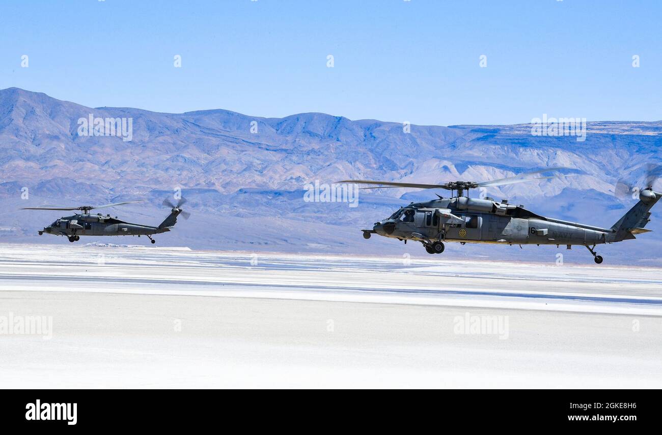 210327-N-FC670-797 Calif. (Mars 27, 2021) deux hélicoptères MH-60S Knighthawk affectés au 'Black Knights' de l'Escadron de combat en mer (HSC) 4, stationnés à San Diego, volent en formation au-dessus de la Californie du Nord jusqu'à la Naval Air Station Fallon. Air Wing Fallon fait partie du cycle d'entraînement de pré-déploiement des ailes d'air porteuses de la Marine. HSC-4, avec VFA-2, VFA-192, VFA-113, VFA-147, VAQ-136, VAW-113 et HSM-78 comprennent CVW-2 et sont détachés de NAS Fallon afin d'affiner leur préparation à la guerre par un programme rigoureux de 5 semaines. L'entraînement a été effectué pendant Air Wing Fallon dr Banque D'Images