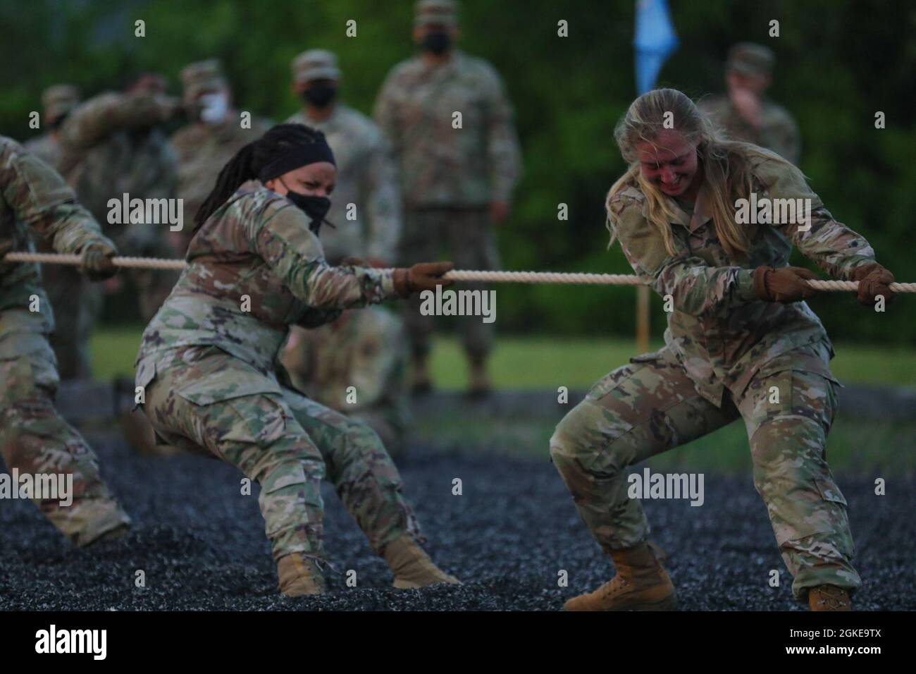 Les soldats du 303e Bataillon du renseignement militaire participent à la compétition de la coupe des commandants, fort Hood (Texas), le 27 avril 2021. La Commanders Cup est une compétition annuelle au cours de laquelle le gagnant reçoit un longhorn et un streamer pour la société gagnante. Banque D'Images