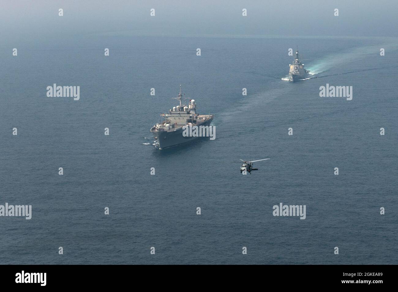 MER DE CHINE ORIENTALE (29 mars 2021) le navire amiral de la 7e flotte ...