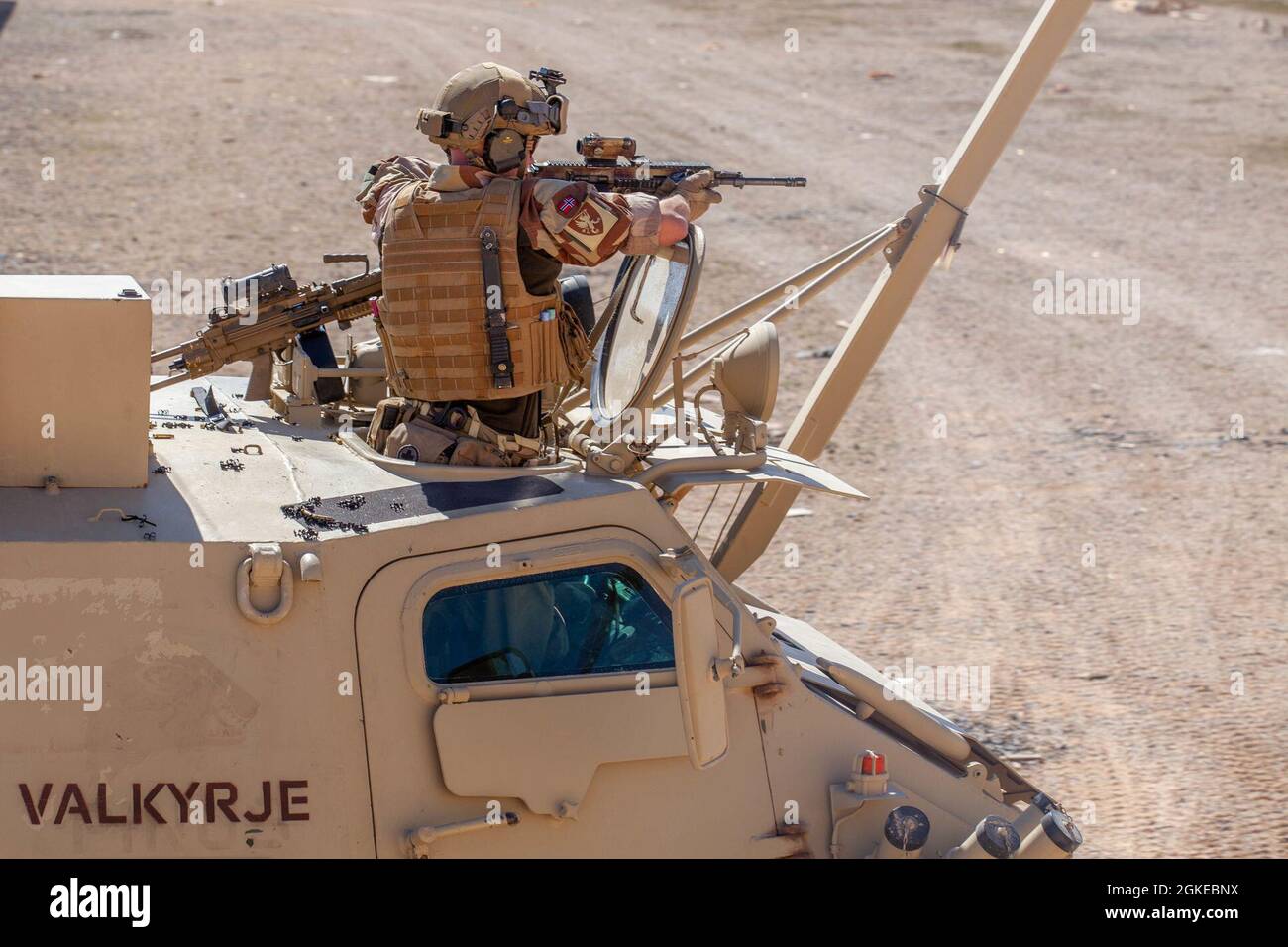 Les soldats Viking de la Force opérationnelle conduisent des manœuvres de véhicule et des entraînements de tir pour maîtriser leurs armes dans le combat contre Daesh, à l'extérieur de la base aérienne d'Al Asad, en Irak, sur une aire de tir le 29 mars 2021. L'entraînement spécialisé aux armes et aux véhicules est fait pour être compétent en matière d'armes et de véhicules délivrés aux soldats dans la lutte contre Daesh. Banque D'Images