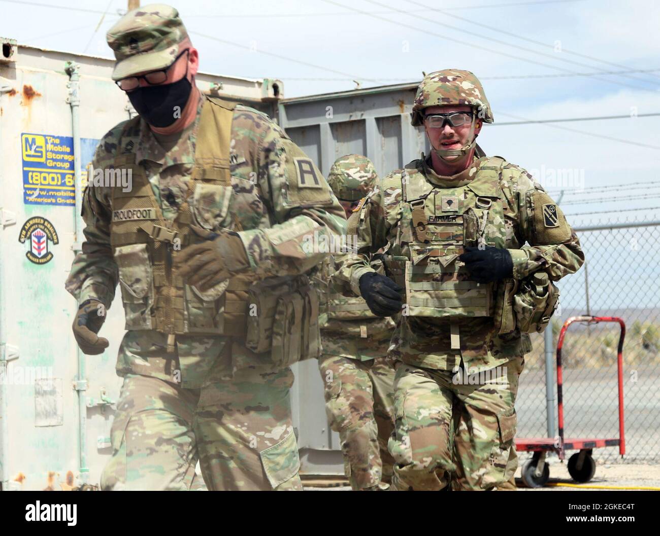 Sgt. 1re classe Jamie Proudfoot, observateur, entraîneur affecté à la 5e Brigade blindée, première division de l'Armée de terre Ouest, court avec des soldats au cours d'un exercice d'équipe de trois jours du ministère à McGregor Range, N.M., le 29 mars 2021. Les soldats formés de la Brigade des Dagger OC/T sur la façon de fournir un soutien religieux et des conseils dans toutes les composantes de l'Armée pour aider les soldats, les familles et les civils à rester spirituellement forts et résilients, car la réunification avec leurs familles et la réintégration dans la communauté est aussi importante que la mission militaire. Banque D'Images