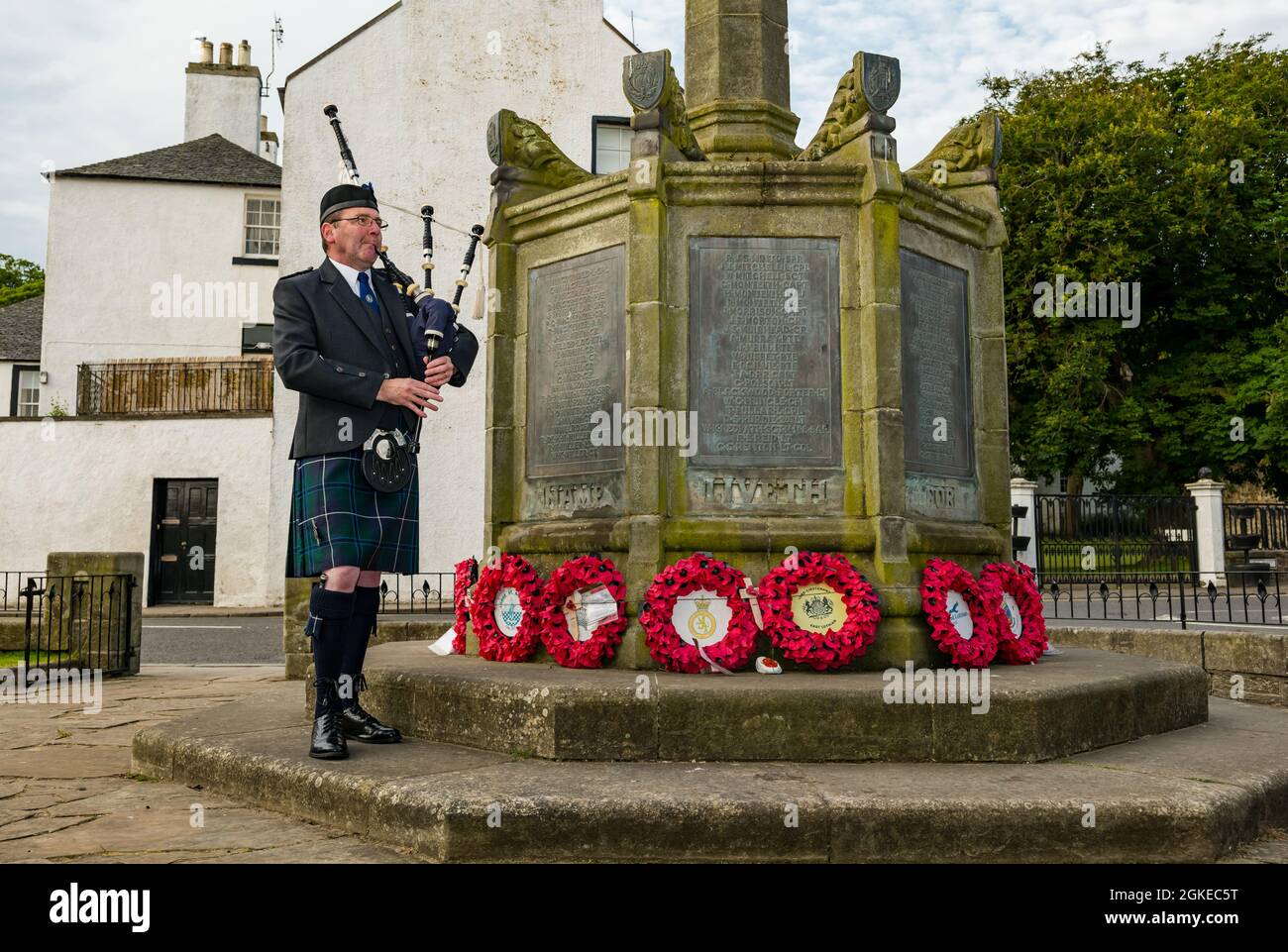 Un joueur de cornemuse joue des cornemuses au mémorial de la guerre commémore le jour de la St Valery où des soldats écossais ont été capturés au cours de la Seconde Guerre mondiale, à North Berwick, en Écosse, au Royaume-Uni Banque D'Images