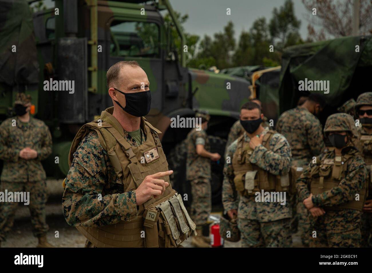 Le lieutenant-colonel Justin Sanders du corps des Marines des États-Unis, commandant du 2e Escadron de soutien aérien (MASSE), fait un rapport à Marines avec la 1re Escadre d'aéronefs marins à Camp Hansen, Okinawa (Japon), le 29 mars 2021. MASS-2 a accueilli une gamme de grenades afin d'accroître la létalité et la disponibilité de diverses unités dans le cadre de la première MAW. Banque D'Images