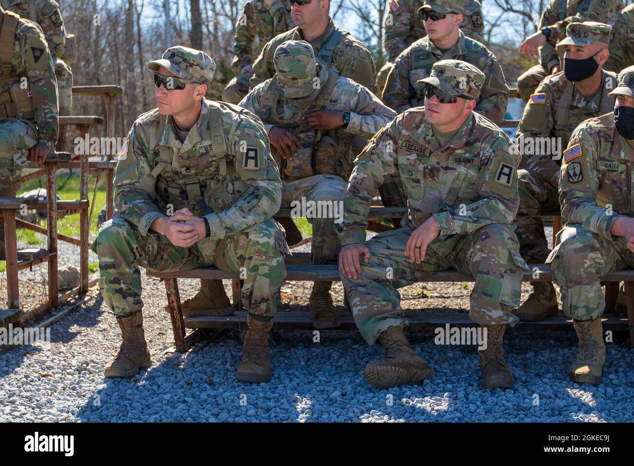 Les concurrents de la première division de l'Armée de terre de l'est écoutent un soldat qui donne des instructions pour l'événement de qualification semi-automatique du pistolet M17 lors de la compétition du meilleur guerrier de la première division de l'Armée de terre de 2021 à fort KNOX, Ky, le 29 mars 2021. Banque D'Images