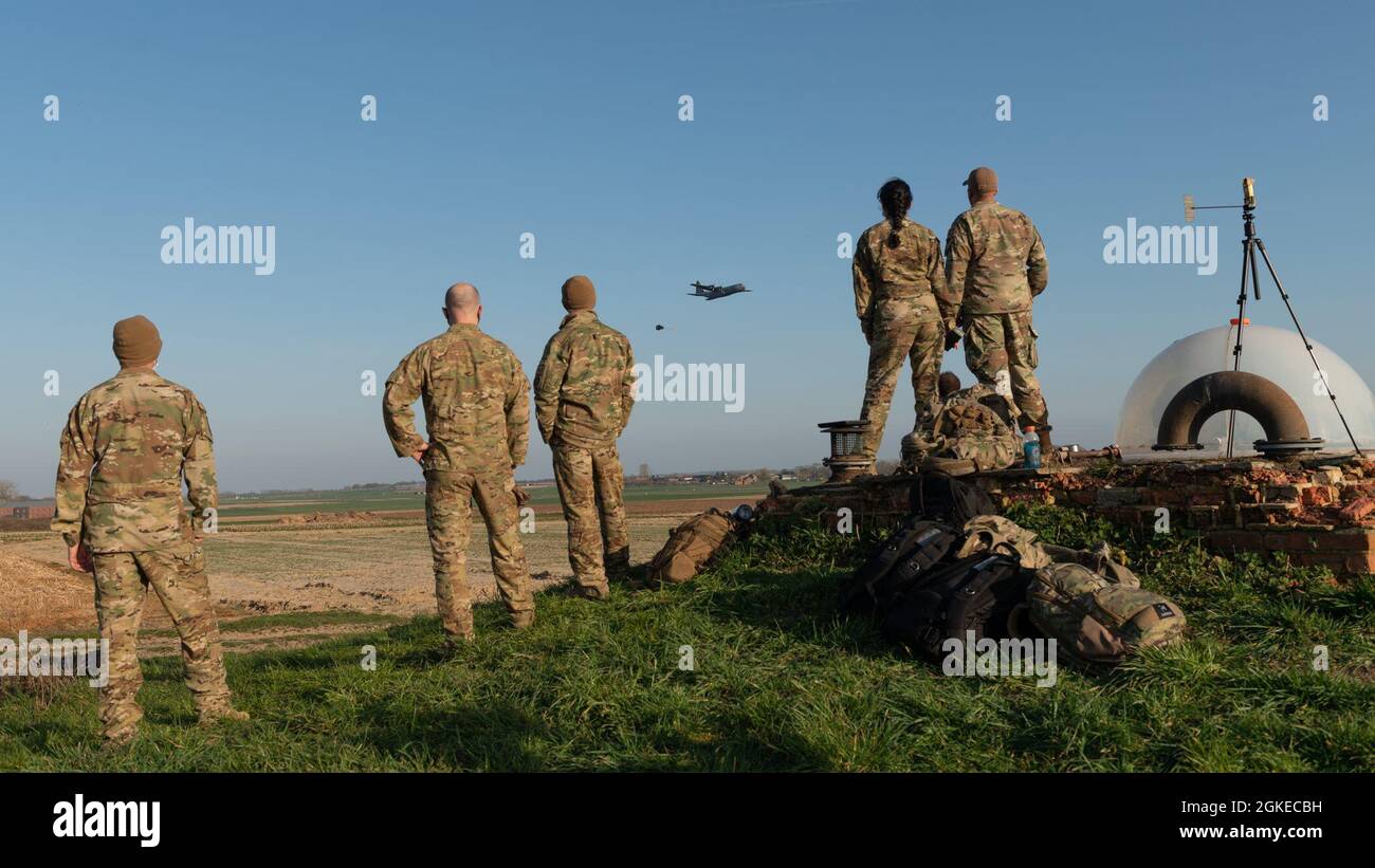 Les aviateurs de la Force aérienne des États-Unis sélectionnés pour le programme du personnel de soutien interfonctionnel du transport aérien de la 86e Escadre Airlift (CASPER) observent les opérations de transport aérien à la base aérienne de Chièvres, en Belgique, le 29 mars 2021. Le programme a été créé pour permettre les opérations Agile combat Employment à partir de la base aérienne de Ramstein, en Allemagne, grâce à l'utilisation d'avions multi-capacités (MCA). Banque D'Images