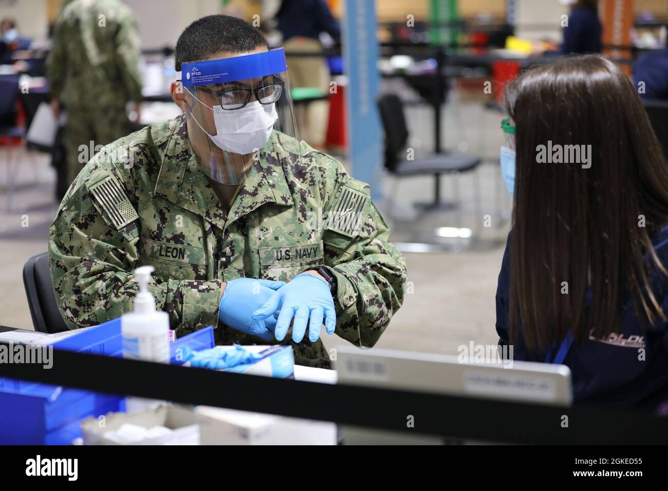 U.S. Navy Hospitalman Deric Leon, technicien chirurgical affecté au Naval Medical Center Portsmouth, Virginie, Shadows Kristen Ruddock, spécialiste de la vaccination au service d'ambulance de Cataldo, sur la façon d'administrer un vaccin COVID-19, au Hynes Convention Center COVID-19 Community Vaccine Centre, Boston, le 30 mars 2021. Des membres du service américain de partout au pays sont déployés à l'appui des opérations fédérales d'intervention en cas de vaccination du ministère de la Défense. Le Commandement du Nord des États-Unis, par l'intermédiaire de l'Armée du Nord des États-Unis, demeure déterminé à fournir un soutien continu et souple du Département de la Défense à l'administration fédérale des urgences Banque D'Images