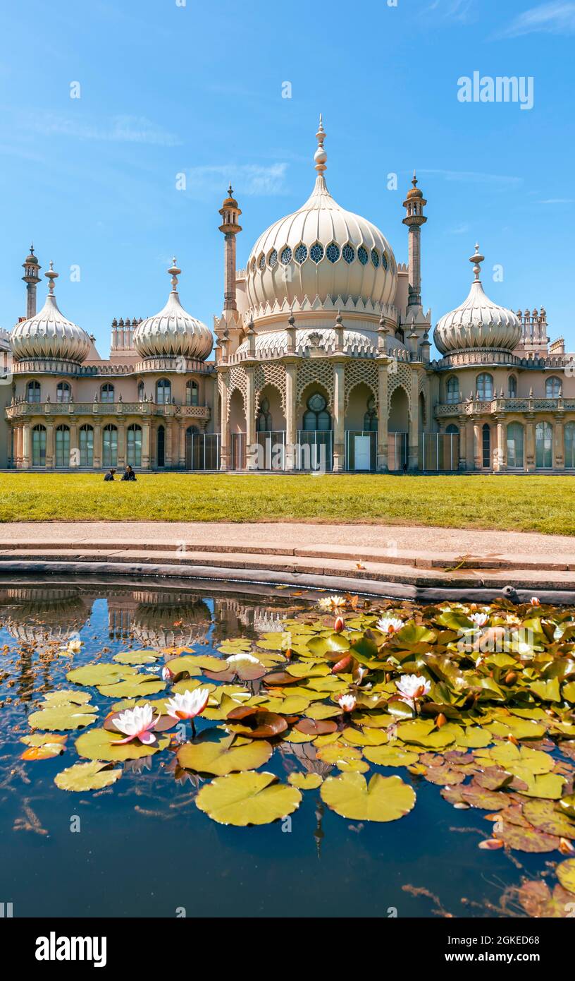 Palais du Pavillon Royal se reflétant dans un étang aux nénuphars, Brighton, East Sussex, Angleterre, Royaume-Uni Banque D'Images