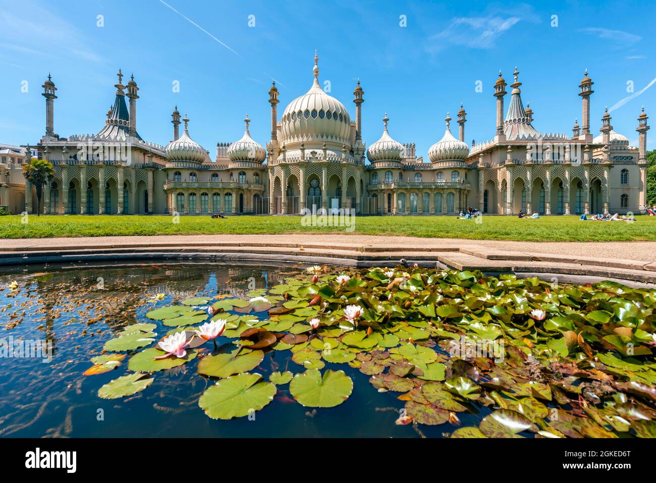 Le palais du Pavillon Royal se reflète avec un étang aux nénuphars, Brighton, East Sussex, Angleterre, Royaume-Uni Banque D'Images
