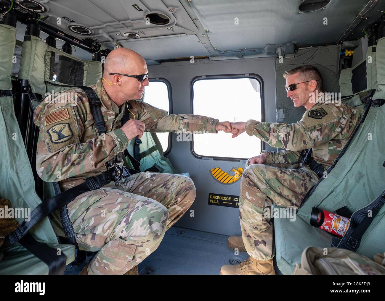 Bang. Le général Tim Donnellan, adjudant général adjoint de l'Idaho Air et commandant de la Garde nationale de l'Idaho Air, Et le colonel Shannon Smith, commandant de la 124e Escadre de chasseurs, bump Fists après leur rencontre avec le général Charles Q. Brown, Jr., le 22e chef d'état-major de la Force aérienne, à la base aérienne de Mountain Home, Mountain Home, Idaho, le 30 mars 2021. Les deux ont également observé Brown coin an Airman du 266e Escadron de rang, une unité géographiquement séparée de la Garde nationale aérienne de l'Idaho et une unité locataire de la MHAFB. Banque D'Images