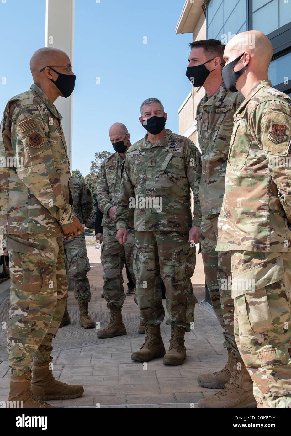 Sgt. Maître Jacob T. Sams, superviseur du centre de travail des systèmes radar au sol au 266e Escadron de répartition, une unité locataire de la base aérienne de Mountain Home, explique les réalisations d'un de ses aviateurs au général Charles Q. Brown, Jr., le 22e chef d'état-major de la Force aérienne, lors de sa visite à la MHAFB, Mountain Home, Idaho, le 30 mars 2021. Sams expliquait les réalisations du sergent d'état-major. Tucker B. Hite, un radar au sol, compagnon avec le RANS 266, avant Brown du pleuvoir. Banque D'Images