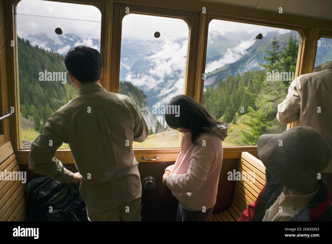 Les passagers à bord du chemin de fer Schynige Platte (SPB ou Schynige Platte Bahn) contempleront le paysage alpin spectaculaire : l'Oberland bernois, Suisse Banque D'Images