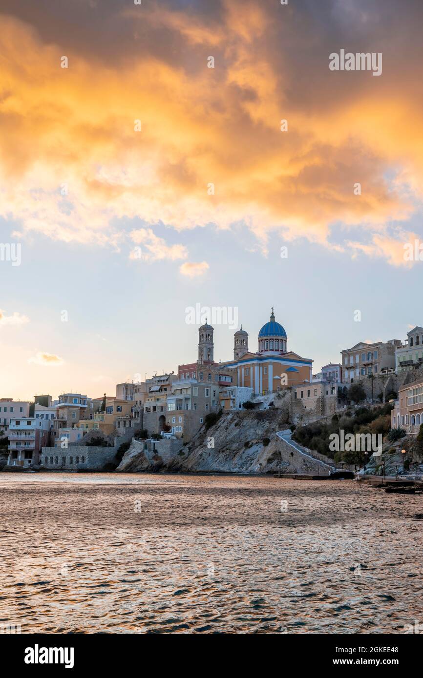 Vue sur la côte et la ville, Église orthodoxe grecque néoclassique de Saint Nicolas, Agios Nikolaos, Ermoupoli, Syros, Cyclades, Grèce Banque D'Images