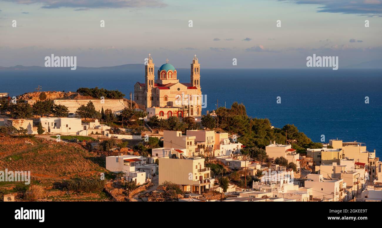 Vue d'Ano Syros aux maisons d'Ermoupoli avec l'église Anastasi ou l'église de la Résurrection, lumière du soir, Ano Syros, Syros, Cyclades Banque D'Images