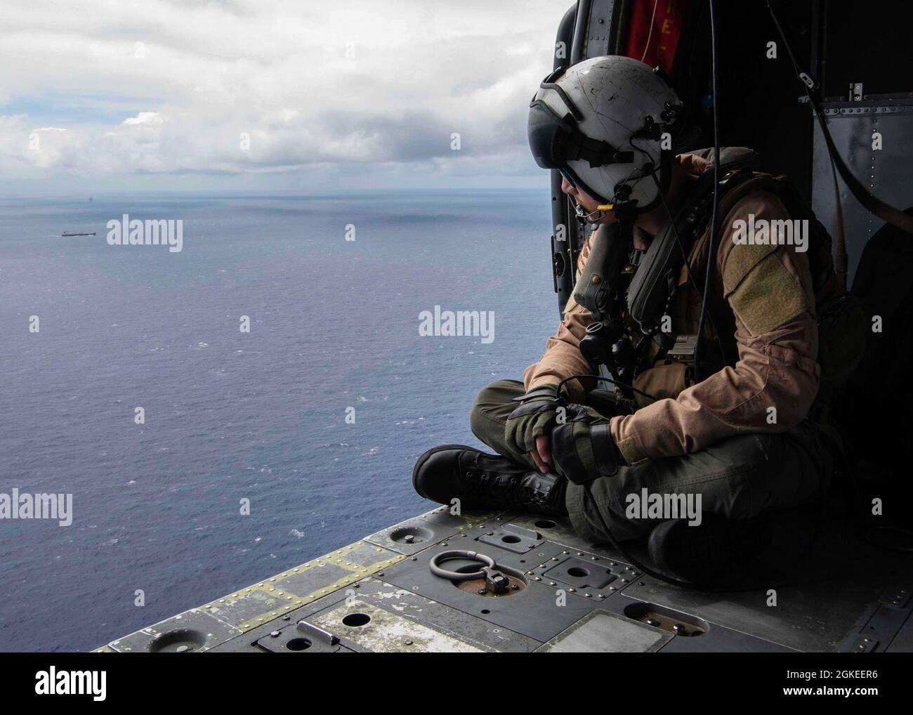 OCÉAN PACIFIQUE (29 mars 2021) Marine Aircrewman (hélicoptère) 2e classe Jake D. Sampson montres d'un MH-60S Sea Hawk, attaché à l'hélicoptère Sea combat Squadron (HSC) 21, tout en effectuant des opérations de vol avec le navire de combat littoral USS LCS Tulsa (LCS 16), version indépendante. Tulsa est actuellement en activité dans la troisième flotte américaine. Banque D'Images