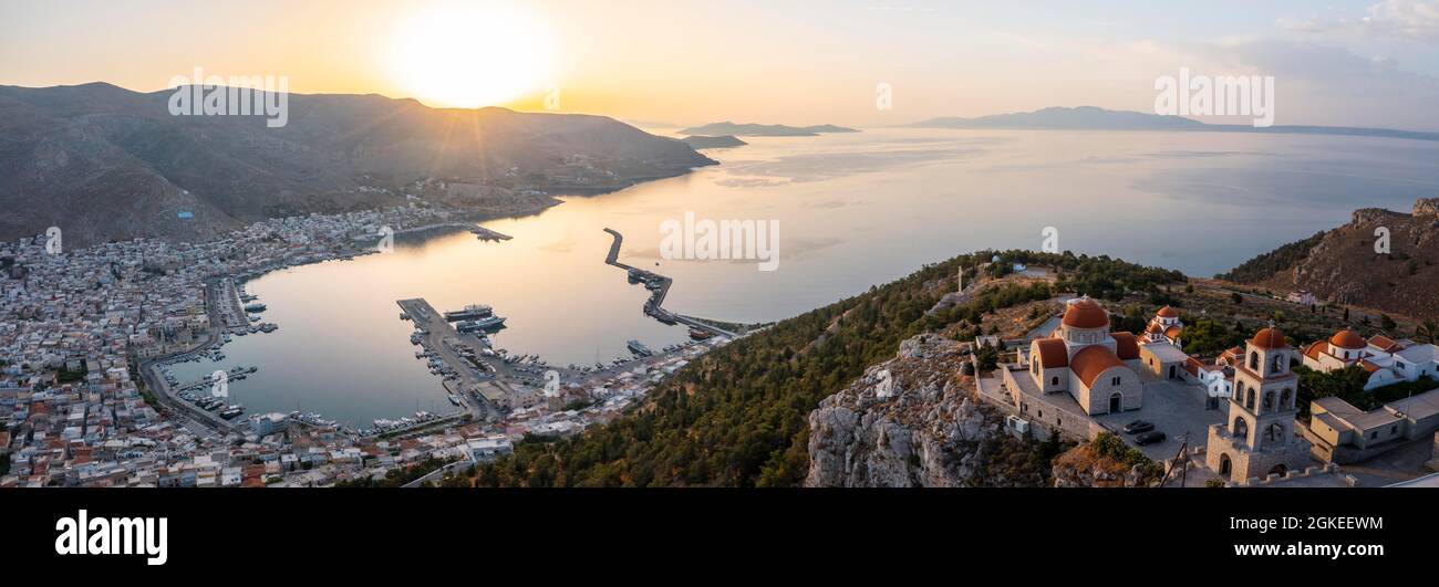 Lever du soleil, monastère grec orthodoxe Saint Savvas, vue sur la ville de Kalymnos, port et mer, Kalymnos, Dodécanèse, Grèce Banque D'Images